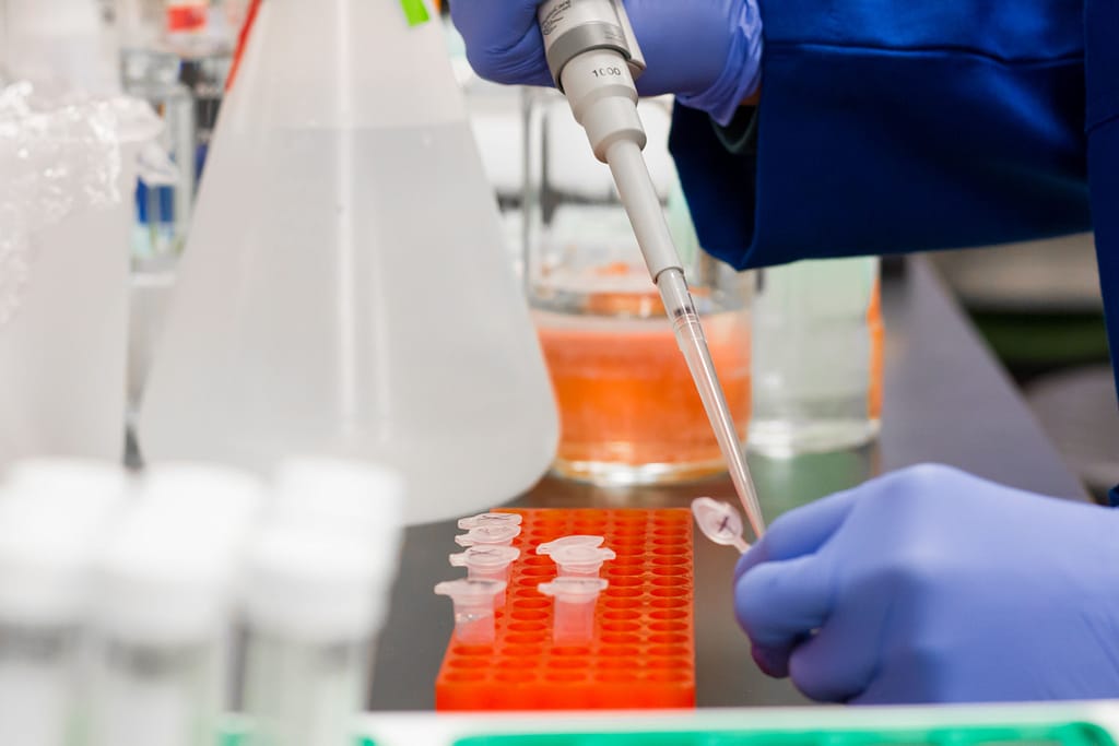Präzise Laboranalyse und Pipettieren einer Probe – Toxikologie und Fakten zur E-Zigarette nach Prof. Bernd Mayer