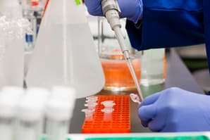 Präzise Laboranalyse und Pipettieren einer Probe – Toxikologie und Fakten zur E-Zigarette nach Prof. Bernd Mayer