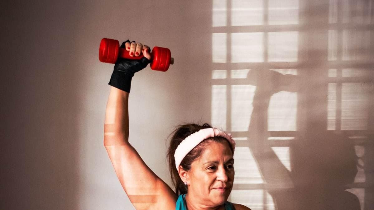 Reife Frau trainiert mit Kurzhanteln – Symbol für Muskelaufbau und Vitalität ab 50